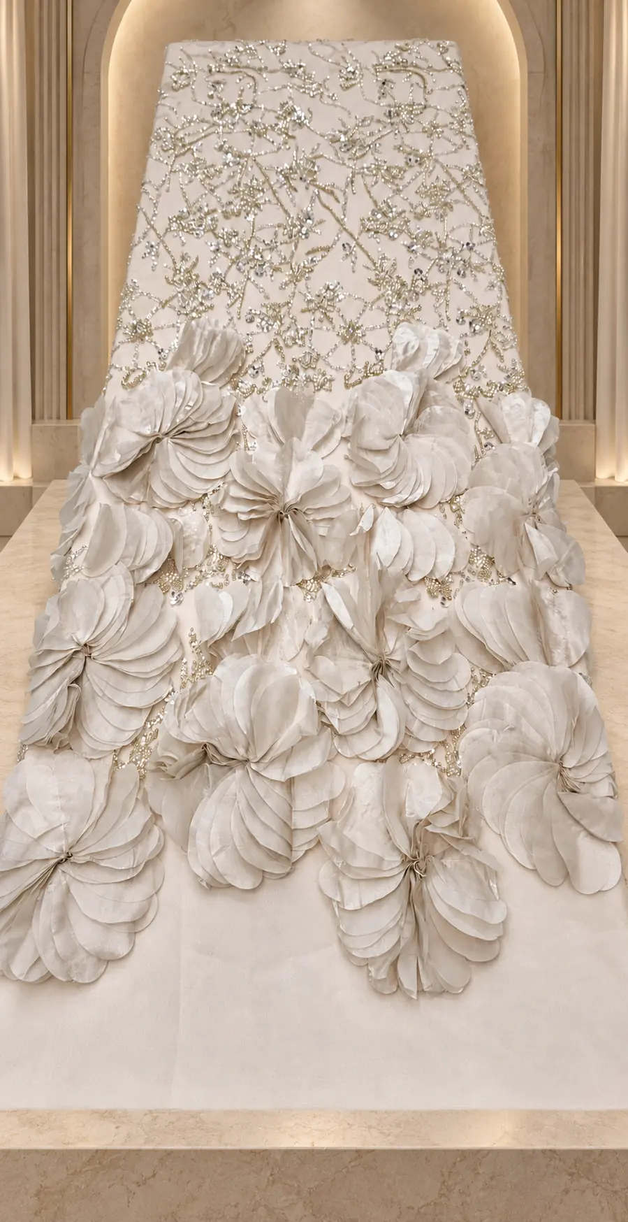 Tul couture gri foarte deschis cu flori 3D, broderie și cristale