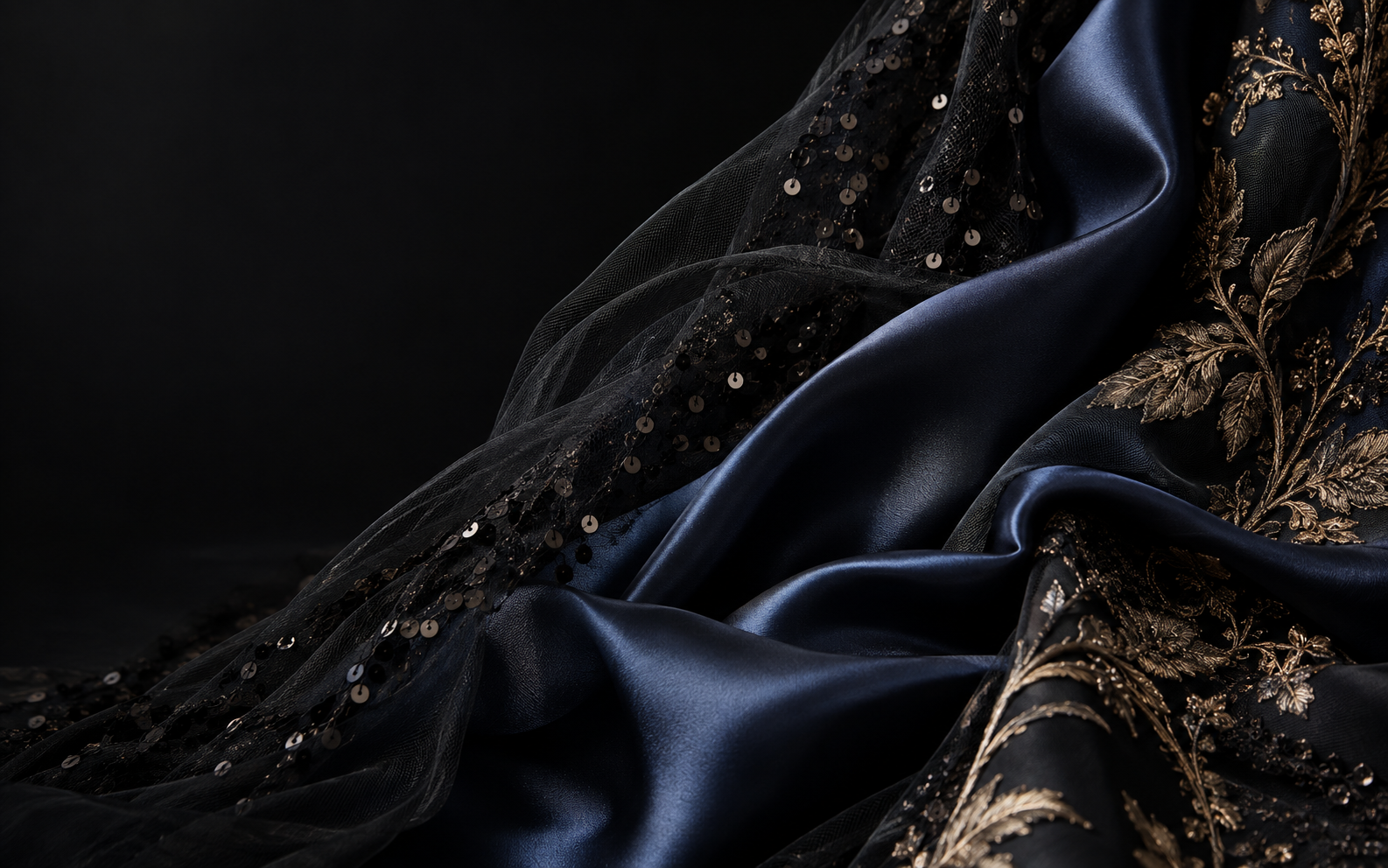 Satin, tul și broderie în nuanțe de bleumarin, negru și auriu
