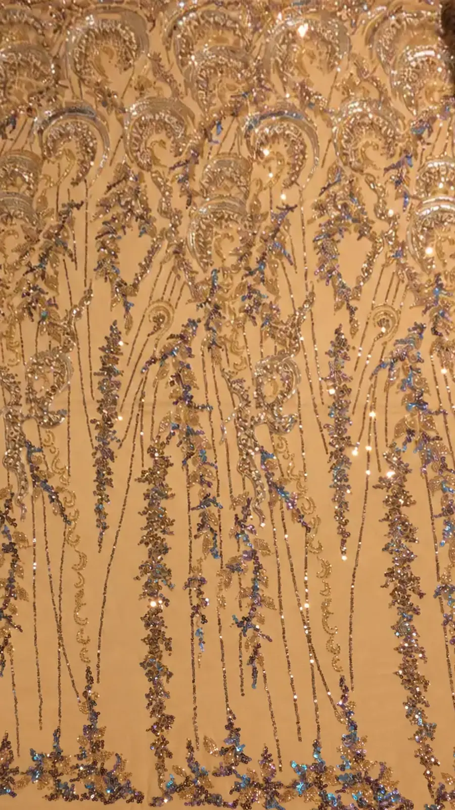Tul couture gold cu broderie ornamentală, perle și accente discrete de paiete