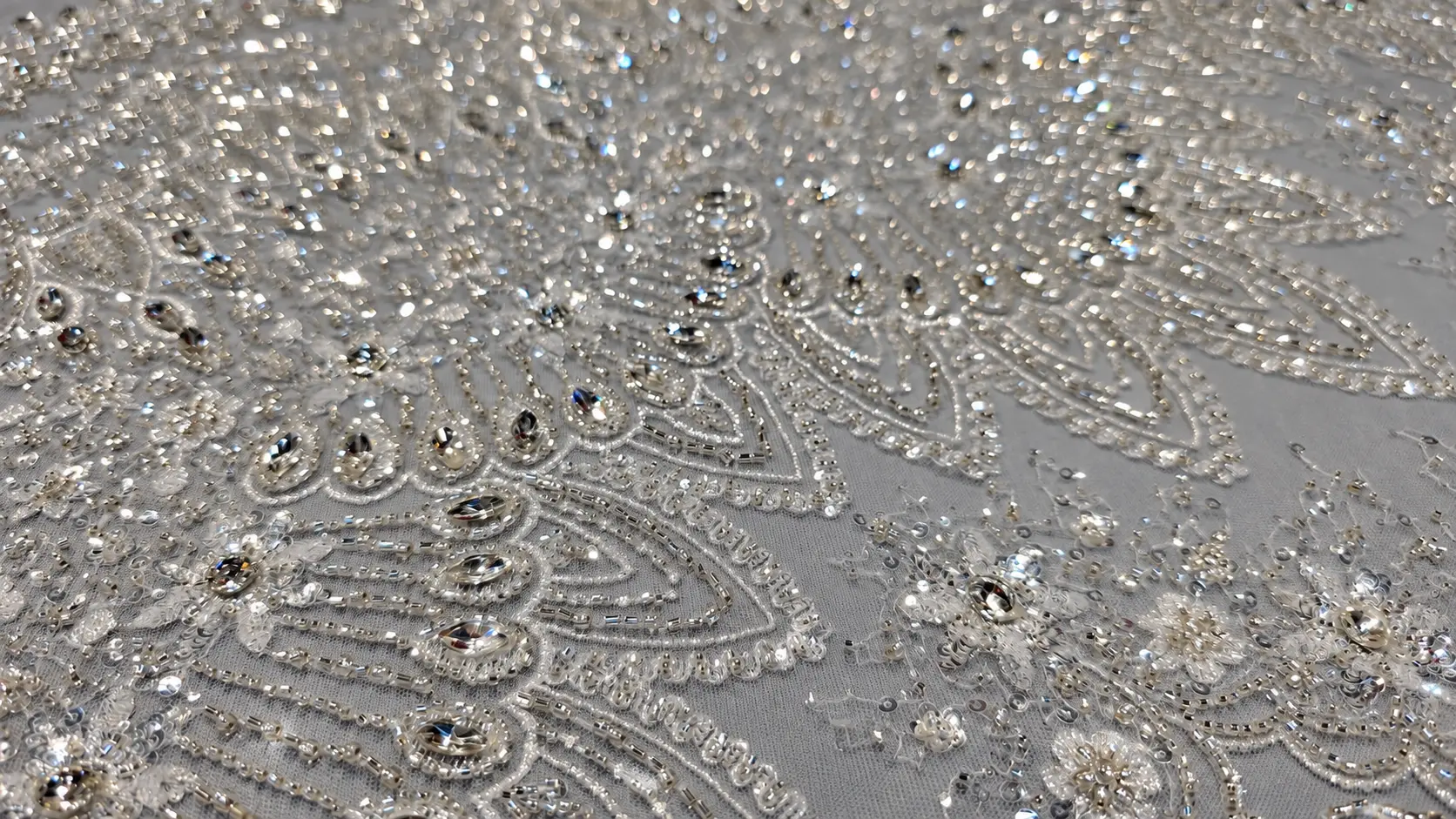 Vedere apropiată a cristalelor și a liniilor fine din mărgele