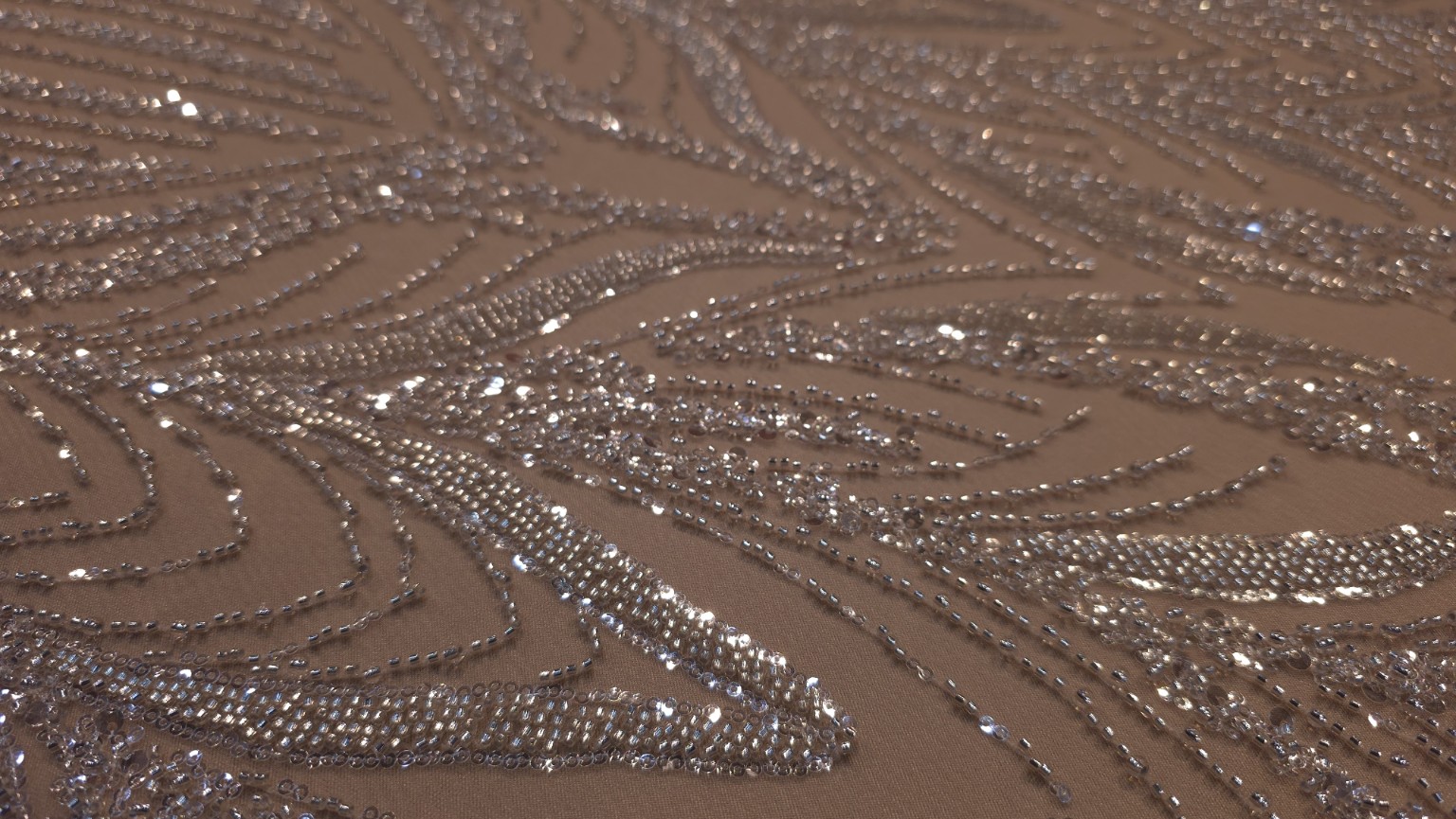Vedere apropiată a broderiei platină și a transparenței tulului nude
